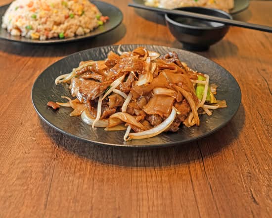 Stir Fried Beef Ho Fun Flat Rice Noodles (乾炒牛河)